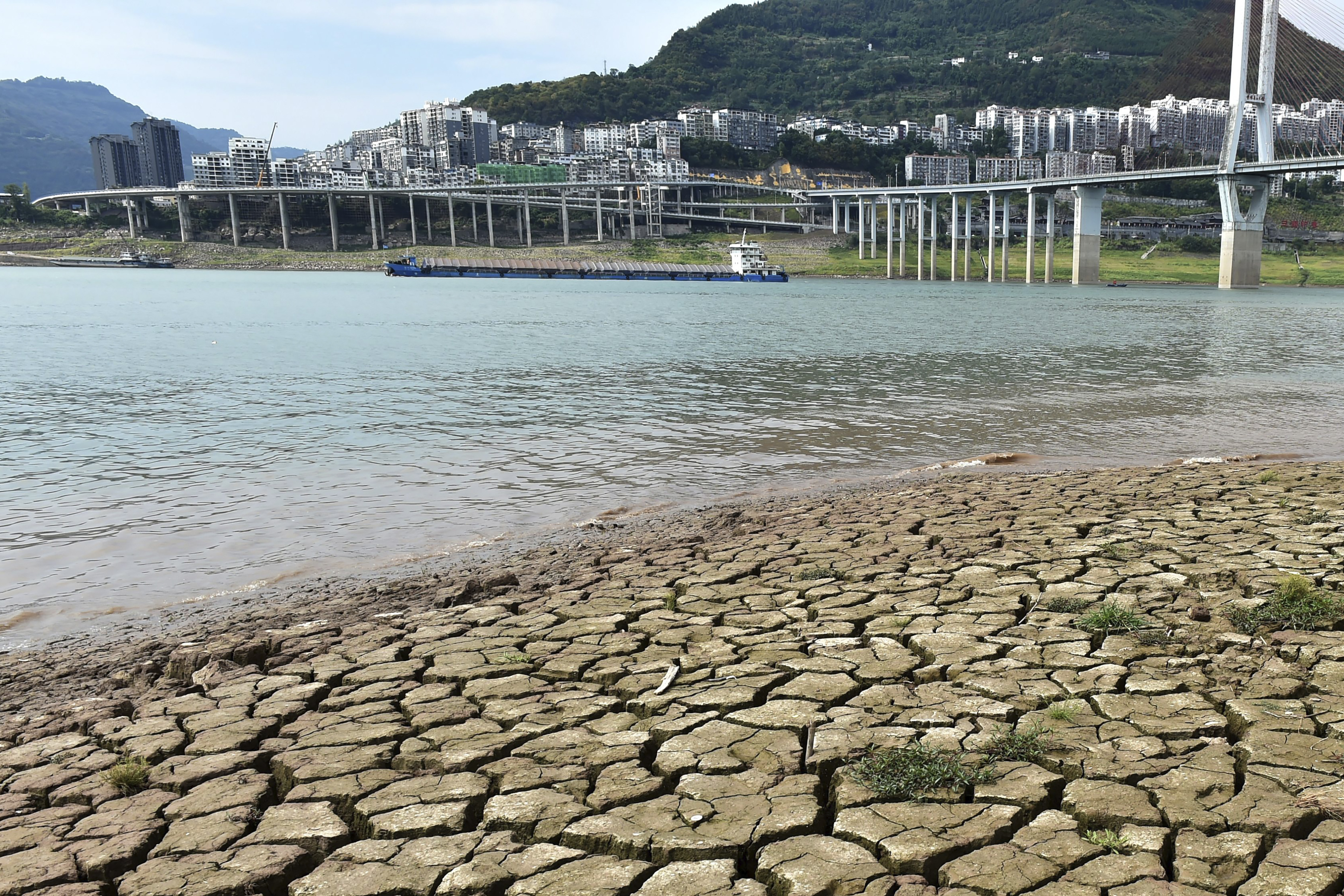 <p>Нивото на водата в река Яндзъ бързо спада поради суша и гореща вълна в югозападния регион на Китай. Валежите в басейна на река Яндзъ са с около 45 процента по-малко от юли насам, а високите температури вероятно ще се задържат поне още една седмица, сочат официалните прогнози</p>
