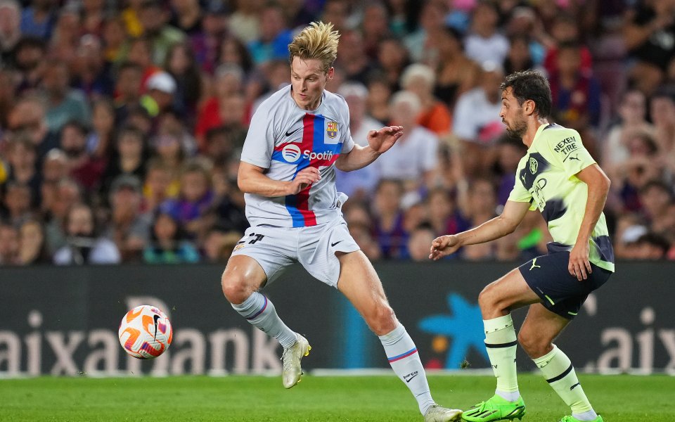 Полузащитникът на Барселона Френки де Йонг е решил да остане