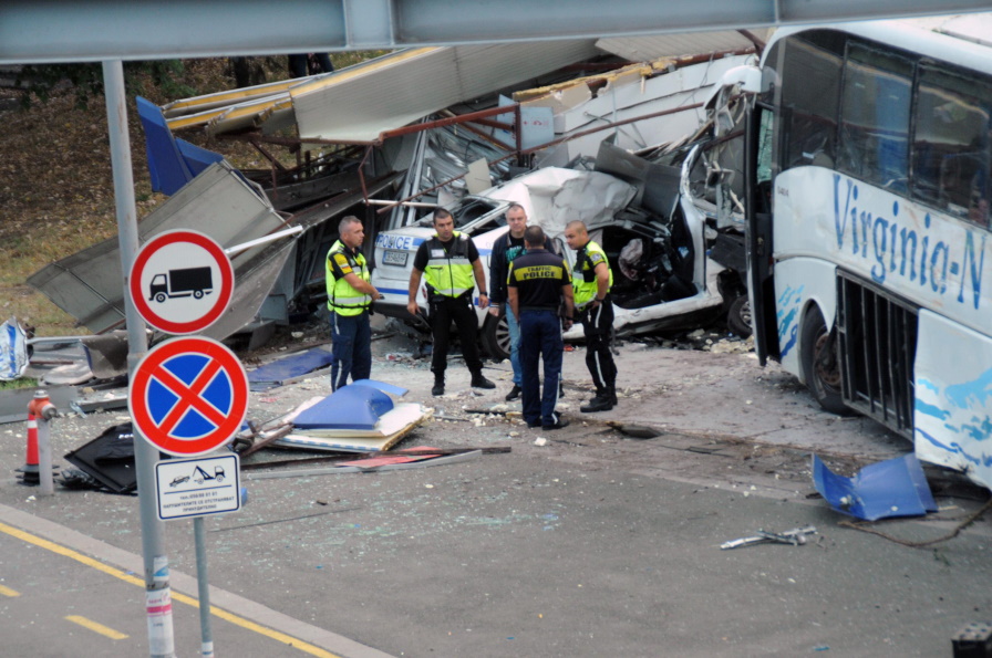 <p>Гонка с автобус с мигранти в Бургас, двама полицаи са загинали</p>