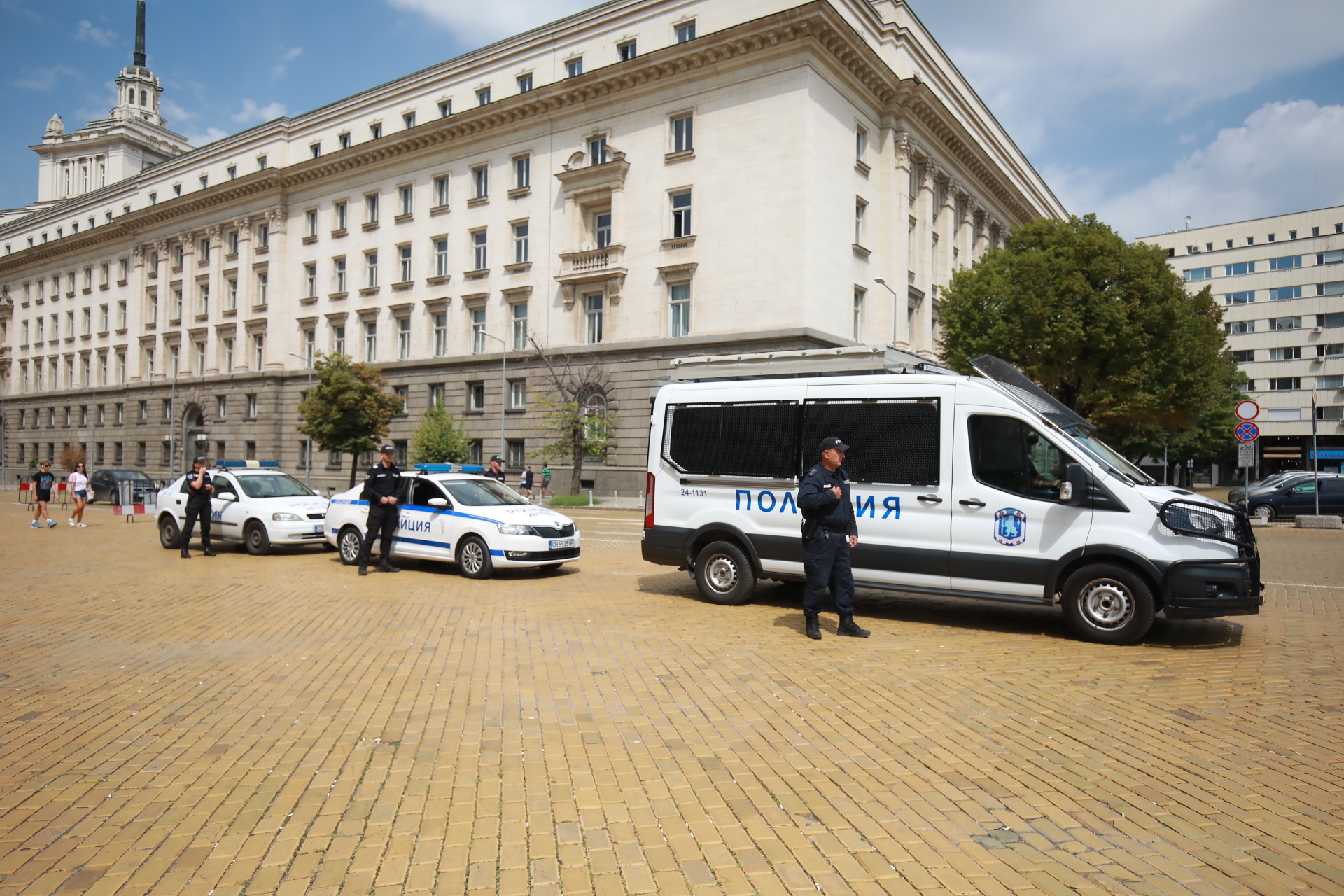 <p>Точно в 13:00 часа служителите на МВР в цялата страна почетоха с едноминутно мълчание паметта на загиналите полицаи и Атанас Градев и Йордан Илиев. Пред сградите на Българската народна банка и Столичната пожарна екипи на МВР застанаха мирно до автомобилите си и включиха звукови и сигнални сирени в знак на почит.</p>