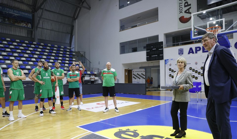 Весела Лечева изпрати със знамето националите по баскетбол1