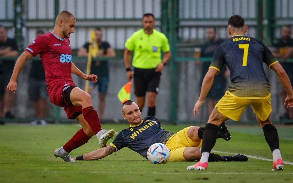 Отборите на Ботев Пловдив и Септември играят при резултат 2:0 в