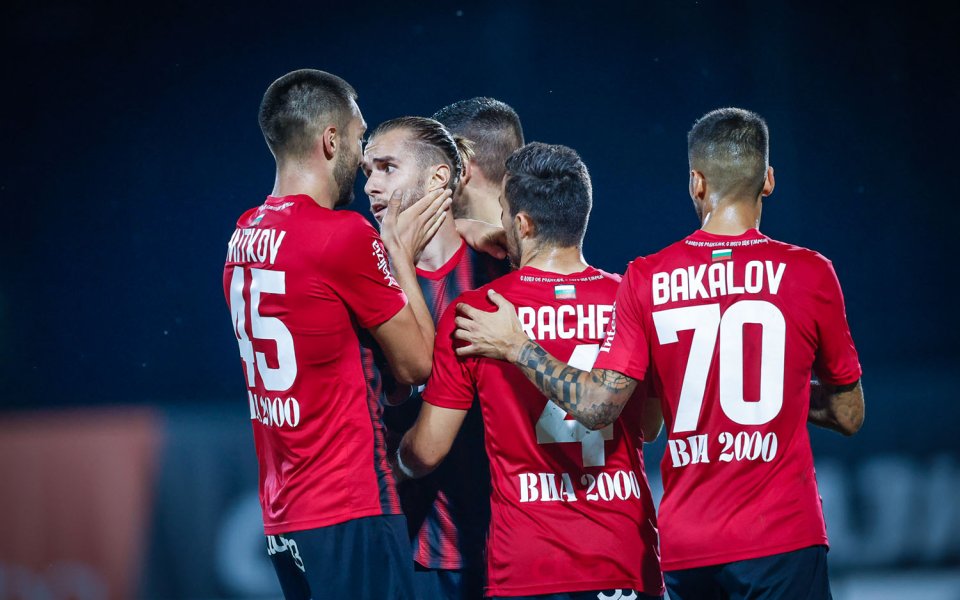 Отборът на Локомотив София и Спартак Варна играят при във