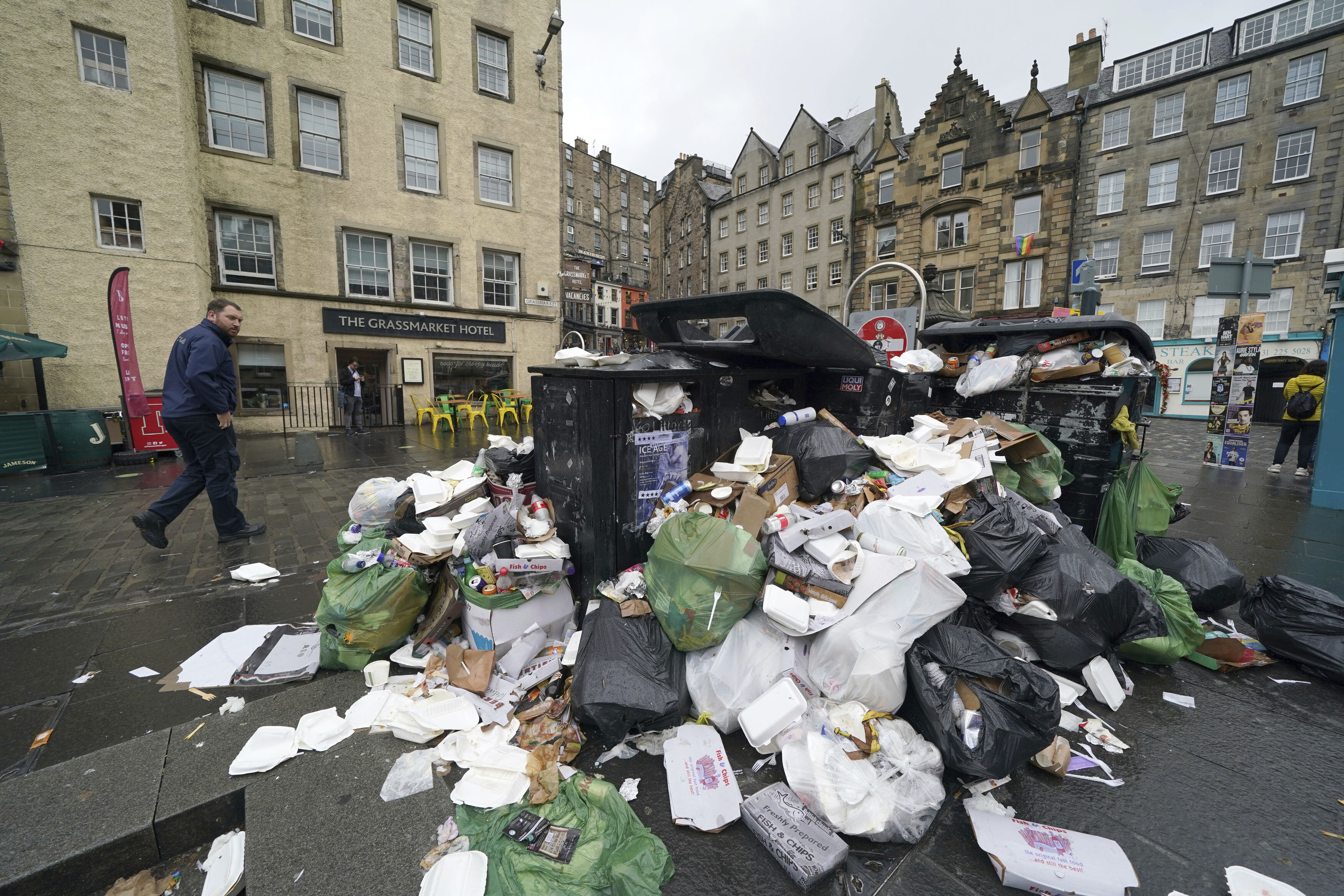 <p>По улиците на шотландската столица Единбург се трупат миризливи купчини боклук заради продължаващата повече от седмица стачка на сметосъбиращите фирми. Здравните власти предупредиха, че има заплаха за общественото здраве.</p>