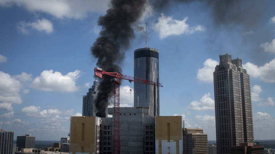 Небостъргач в Атланта се запали