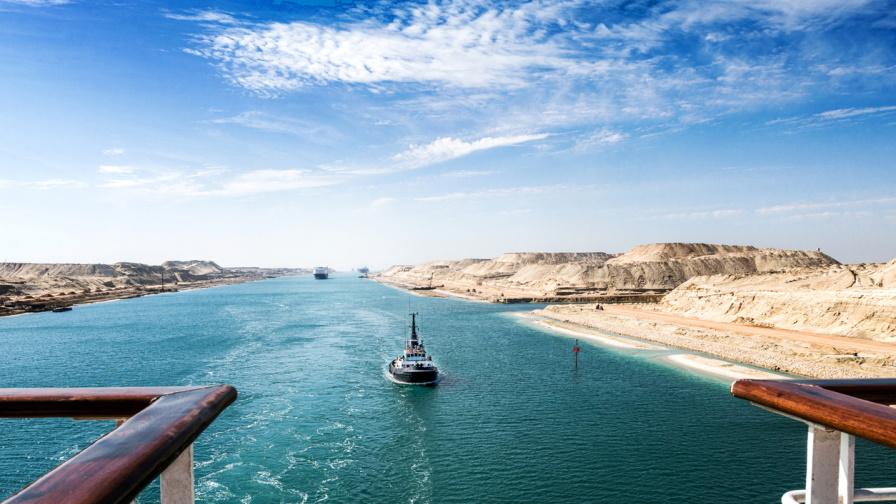 Танкер блокира Суецкия канал