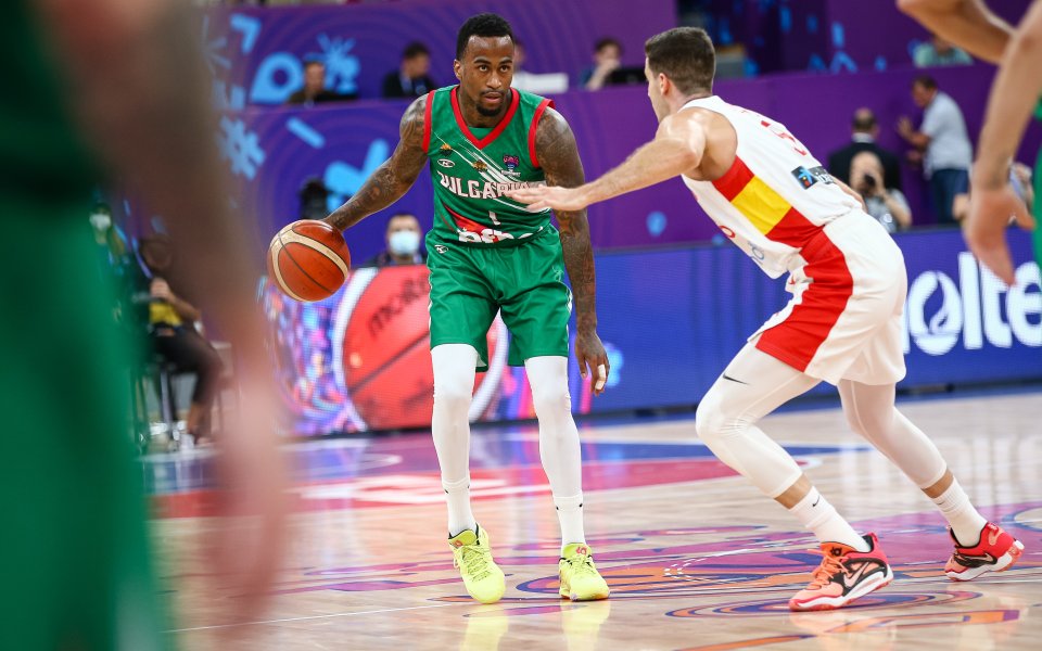 България и Испания играят при резултат 59:84 в първия си мач