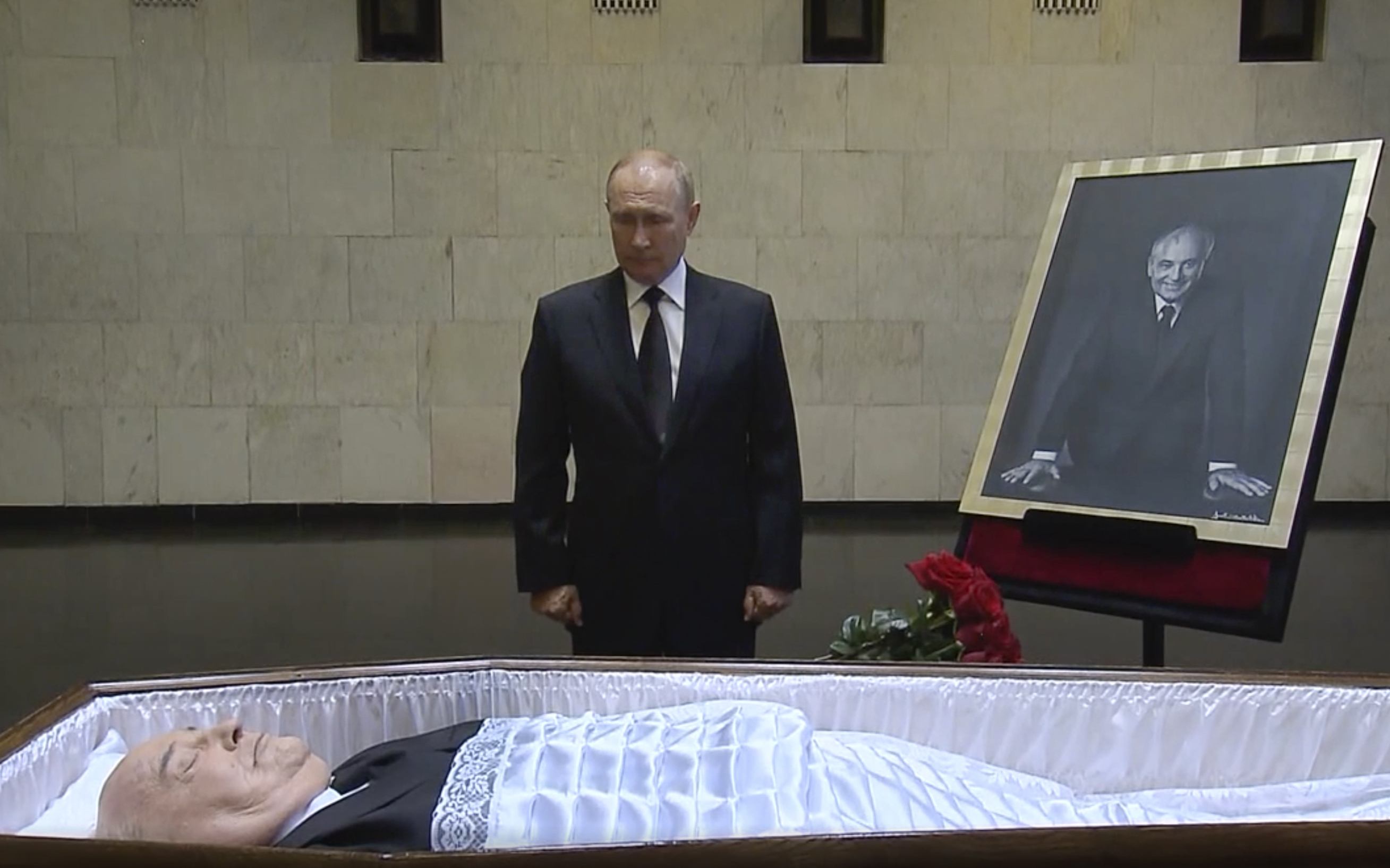 <p>Руският президент Владимир Путин няма да присъства на погребението на Михаил Горбачов в събота, тъй като работният график, &quot;за съжаление, не му позволява&quot;, заяви&nbsp;Дмитрий Песков.</p>

<p>Путин се е простил с последния съветски&nbsp;лидер в Централната клинична болница в Москва и е положил цветя на ковчега му. Руската държавна телевизия показа как Путин се доближава до отворения ковчег на Горбачов и поставя букет червени рози до него. Той стои за кратко в мълчание и с наведена глава, докосва ковчега, прекръства се и се оттегля.</p>