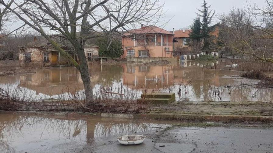 Пороен дъжд в Цар Калоян: Наводни са къщи, дворове, мазета и улици