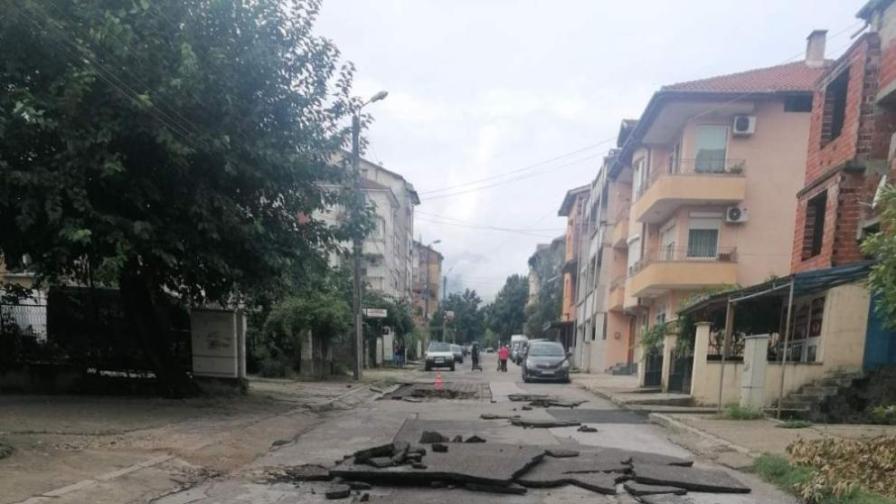 Отнесен асфалт и блокирани улици след проливния дъжд в Петрич (СНИМКИ)