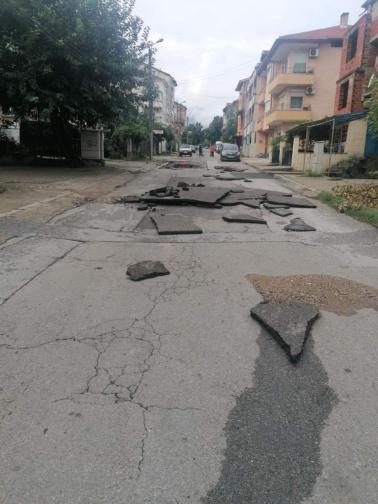 След силния дъжд в Петрич Отнесен асфалт и блокирани улици