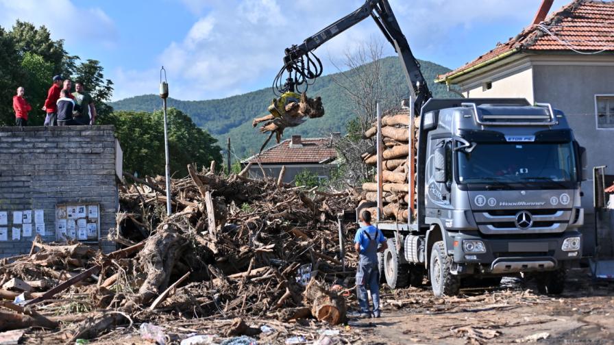След наводненията в Карловско: Инженери и конструктори започват обследване