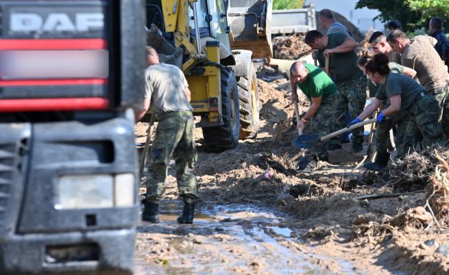 Стотици военни, доброволци и техника разчистват засегнатите от наводнението села в Карловско