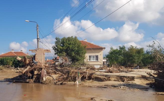 Доброволец в село Богдан: Видях къщи, затрупани буквално до лампите с пясък, реката е 
