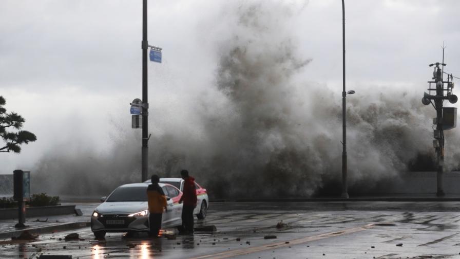 Тайфунът Хинамнор връхлетя Южна Корея, над 20 000 са без ток