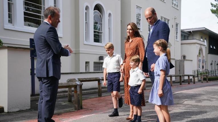 Първият учебен ден: Джордж, Шарлот и Луи с еднакви униформи в новото си училище