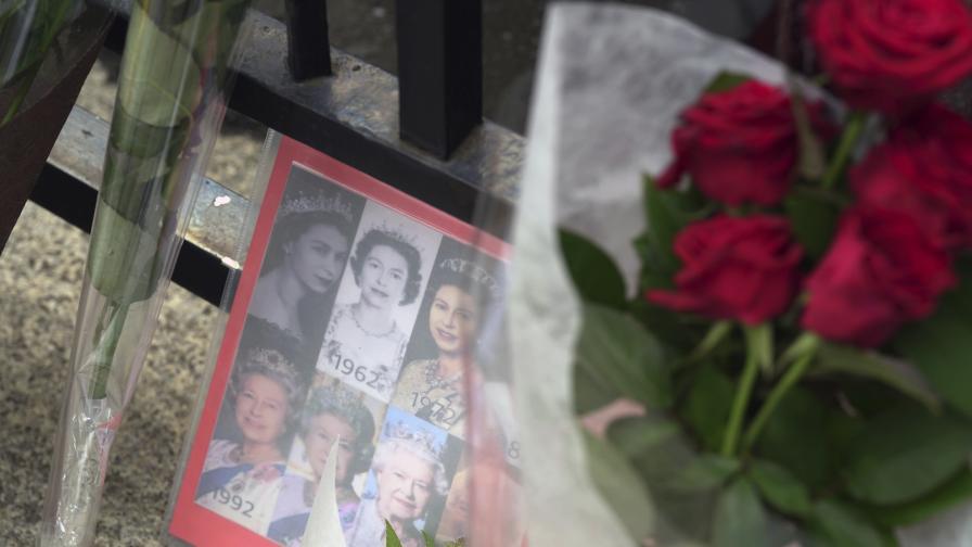 Светът скърби за Елизабет Втора - цветя и поклонения в памет на кралицата