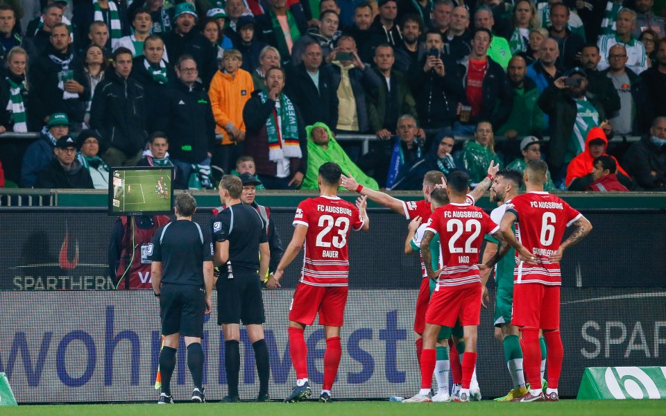 Аугсбург прекъсна серията си от три поредни загуби в Бундеслигата.