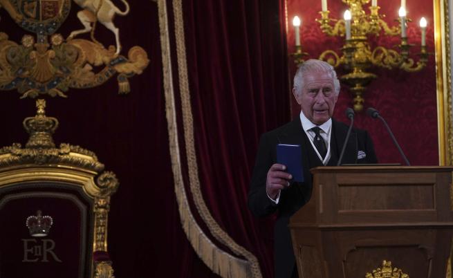Чарлз Трети бе обявен официално за крал на Обединеното кралство и Канада