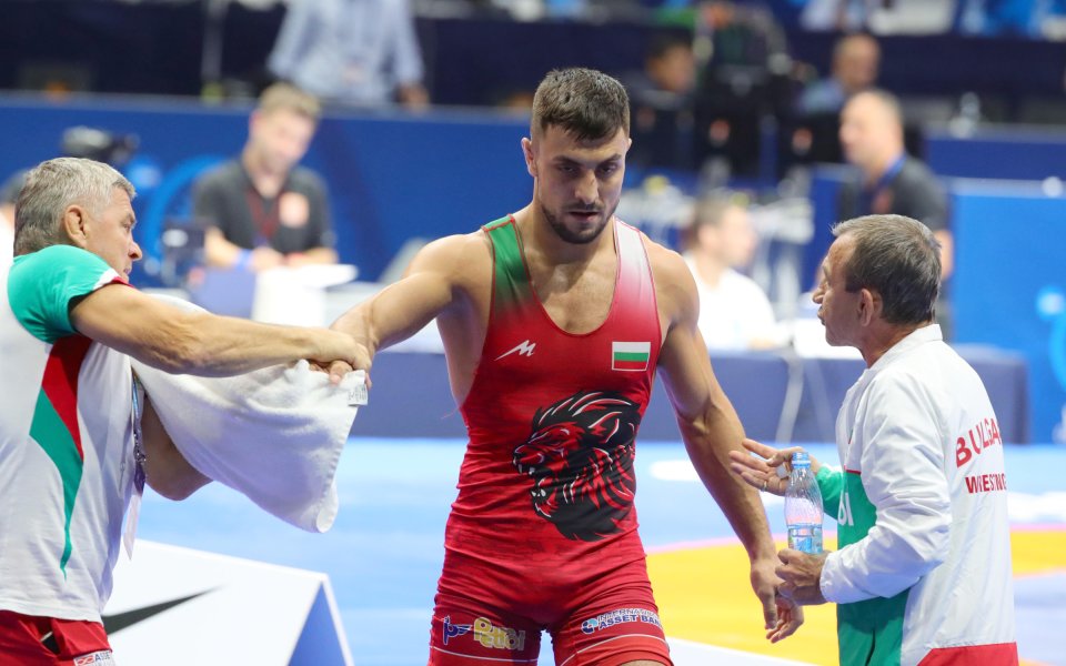 Дейвид Димитров стигна до репешажите на Световното първенство по борба в Белград