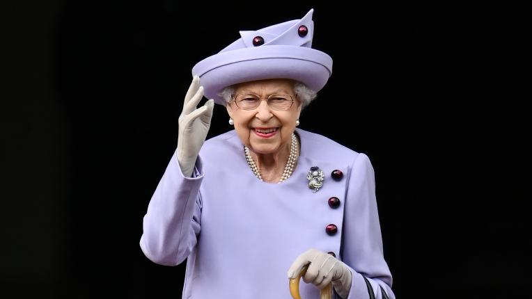  Най-цветните и запаметяващи се тоалети на кралица Елизабет 