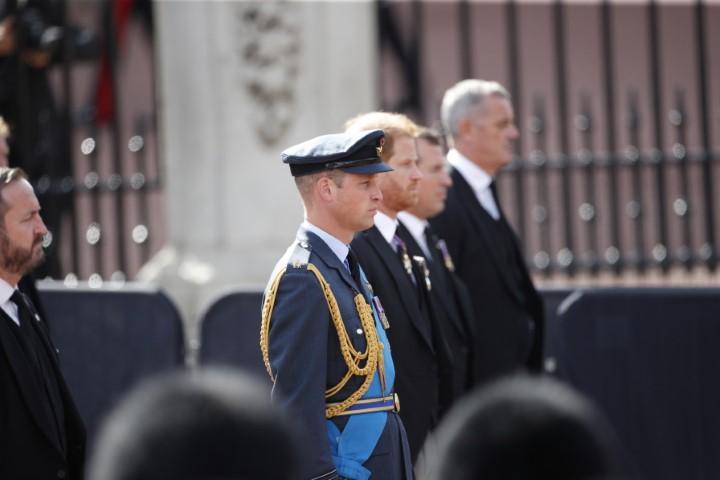Кралица Елизабет II напуска Бъкингамския дворец за последен път