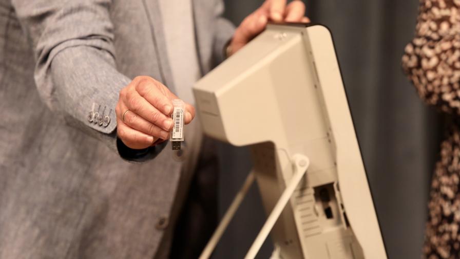 „Дневникът е подправен“ се появи на машини за гласуване