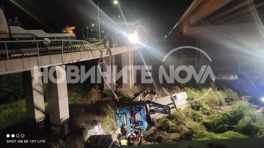 Автовоз падна от мост на пътен възел "Даскалово"