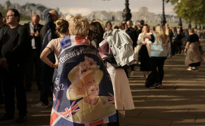 Световни лидери и хора от цял свят пристигат в Лондон за погребението на кралица Елизабет II