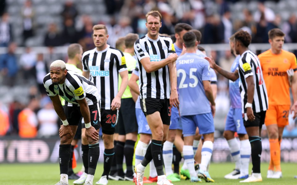 Нюкасъл продължава неубедителното си представяне от началото на сезона. Свраките