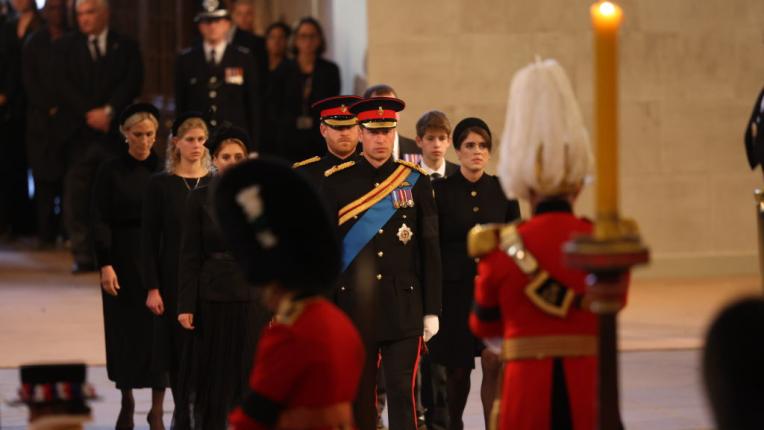  Всички внуци на кралица Елизабет се събраха за бдение към ковчега ѝ 