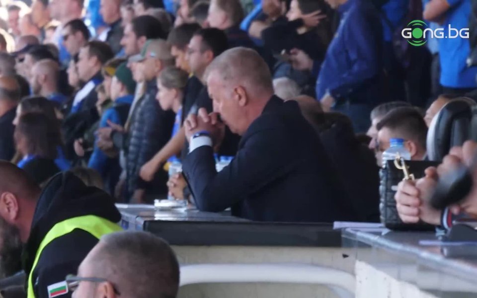 Президентът на Левски - Наско Сираков, гледа мача от официалната