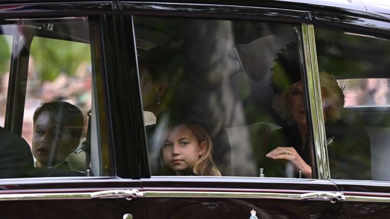 Принц Джордж и принцеса Шарлот на погребението на кралица Елизабет