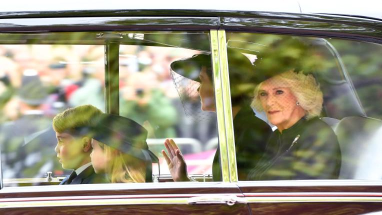 Принц Джордж и принцеса Шарлот на погребението на кралица Елизабет