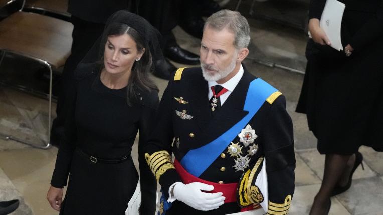  Испанското кралско семейство в Лондон за погребението на кралица Елизабет 