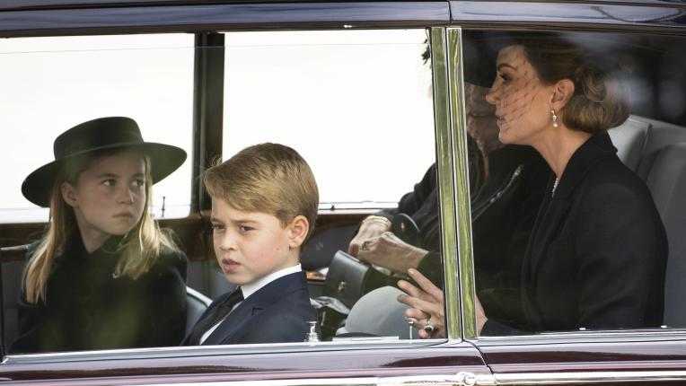  Принцеса Шарлот се разплака на погребението на кралица Елизабет 