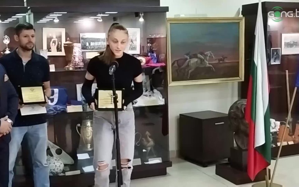 Българската федерация по бадминтон награди европейската шампионка Калояна Налбантова и