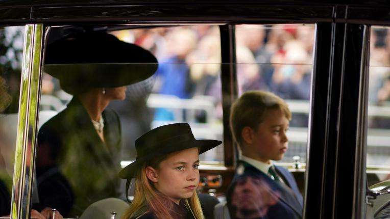 Общите моменти на принц Джордж и принцеса Шарлот по време на погребението на кралица Елизабет