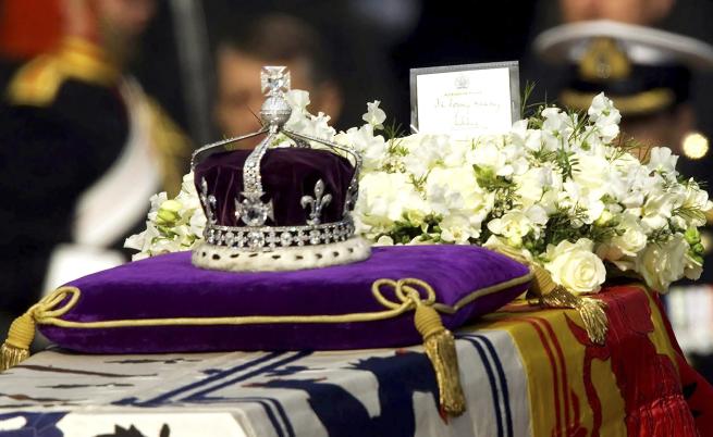 След смъртта на Елизабет II индийци искат да им бъде върнат диамантът Кохинор