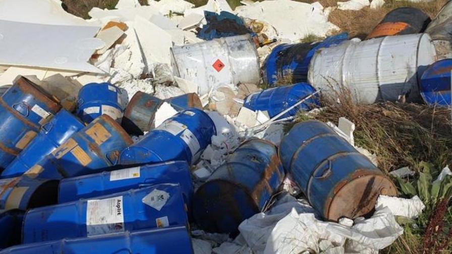 Камион стовари опасни отпадъци в частен дом край София
