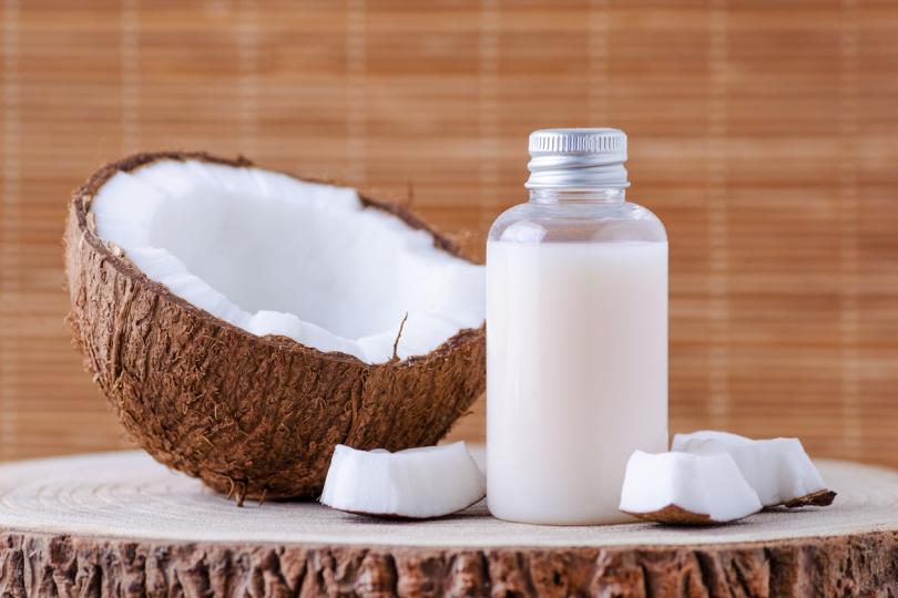 <p><strong>Кокосово мляко</strong></p>

<p>Кокосовите млека&nbsp;в повечето случаи имат ниско енергийно съдържание, ниско съдържание на протеини и много от тях не съдържат добавен калций. Един продукт може да съдържа&nbsp;повече наситени мазнини (нездравословни мазнини) в сравнение с други млека.</p>