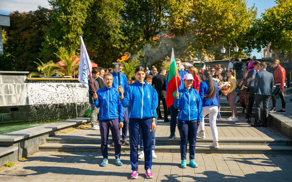 Стоичков, Мадлен Радуканова и кметът на Пазарджик са носителите на наградата „Почетен Факлоносец на мира“