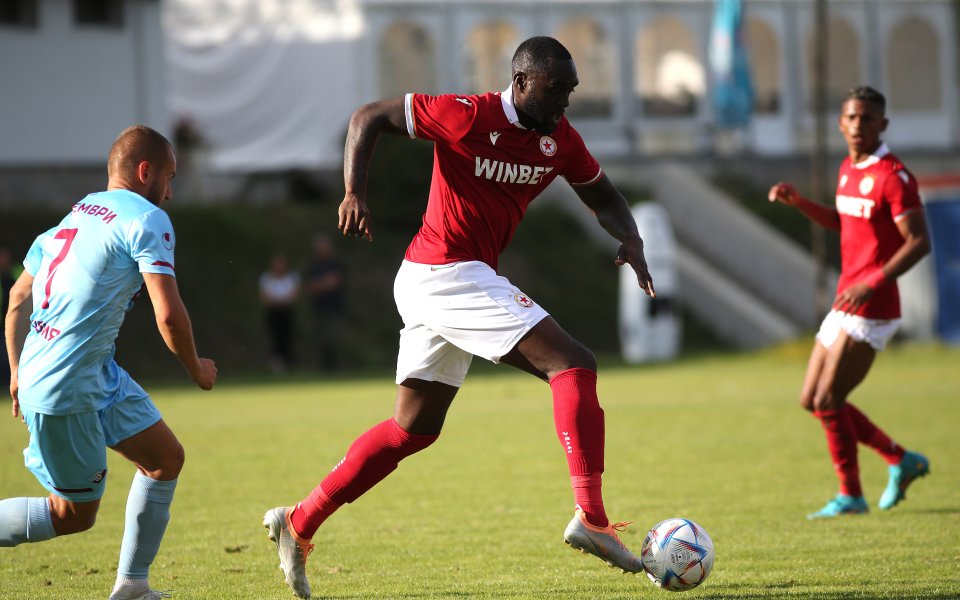 Група привърженици на ЦСКА проведе дълъг разговор с един от