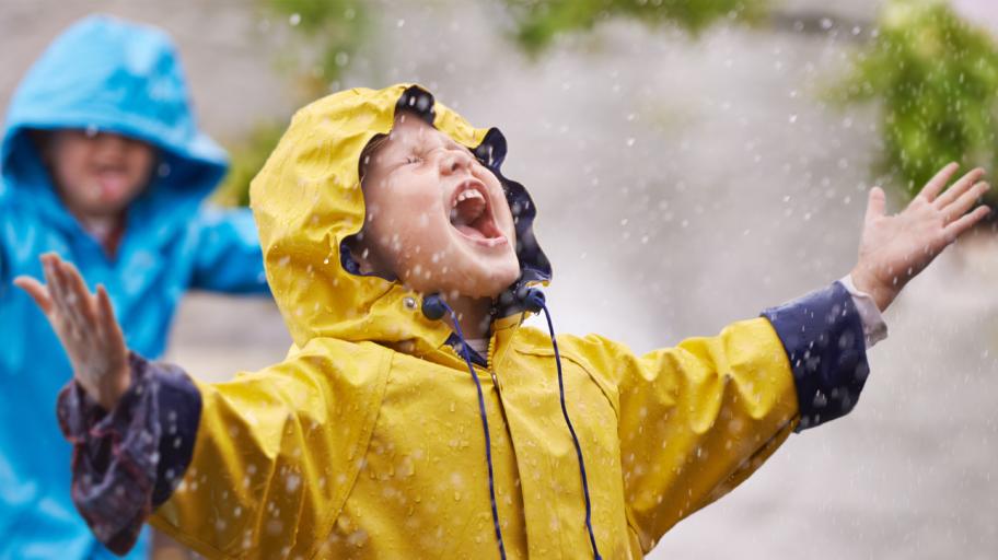 Идеи за игри в дъжда, които правят децата щастливи и умни