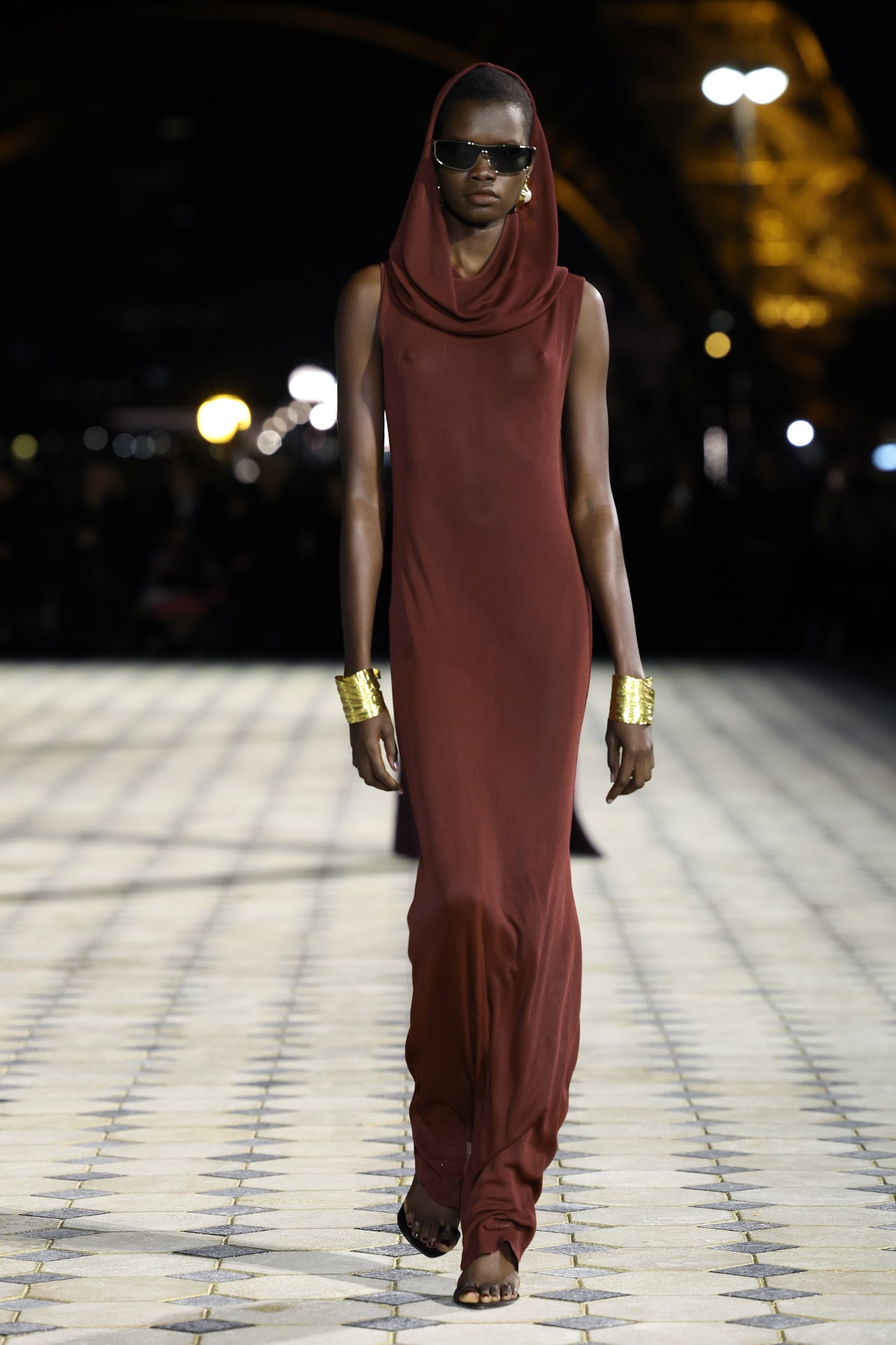 Френската модна къща "Ив Сен Лоран" организира дефиле на открит подиум, озарен от светещата Айфелова кула, за да представи колекция от елегантни вечерни облекла на дизайнера Антъни Вакарело