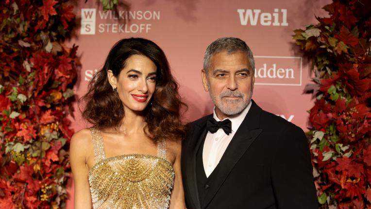 Като джаз богиня: Амал Клуни на благотворителни награди на Фондация „Клуни за справедливост“