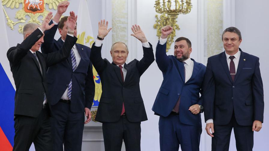 <p>Хванаха се за ръце и скандираха "За Русия!": Церемонията за анексиране на украински земи (ВИДЕО)</p>