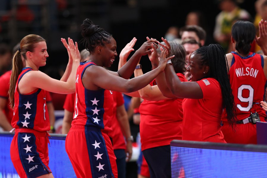 Награждаването на националния отбор по баскетбол на САЩ за жени1
