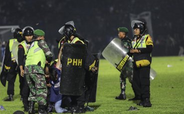 Елитни полицейски служители в Индонезия бяха дадени за разследване заради