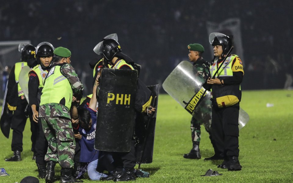 Разследват елитни полицаи във връзка с трагедията в Индонезия